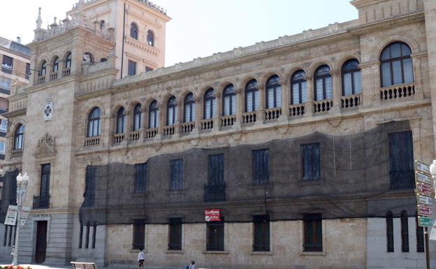 La Academia de Caballería de Valladolid renueva sus ventanas