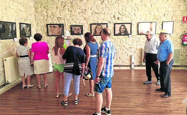 Laura Serrano expone 26 de sus cuadros en el Museo de la Piedra de Campaspero