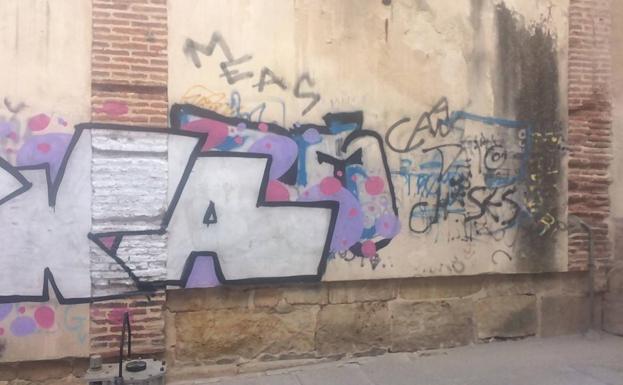 La cruzada contra las pintadas permite limpiar 1.979 grafitis durante el primer semestre