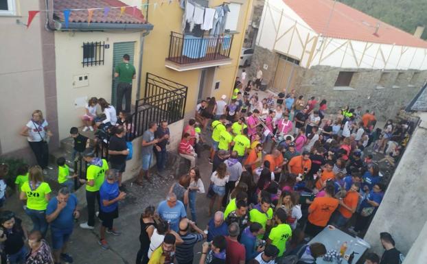 Los juegos de agua para los niños dan paso al recorrido por las peñas festivas en El Cabaco