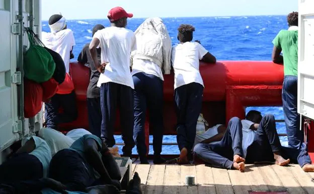 A los 356 rescatados del Ocean Viking les quedan víveres para cinco días