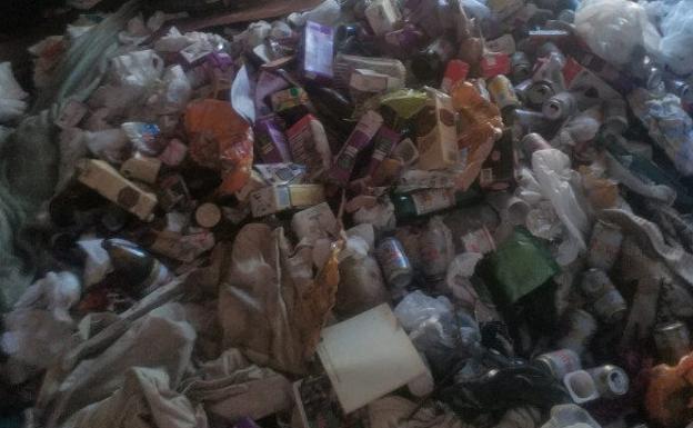 Retiran una tonelada y media de basura de la vivienda del bebé maltratado en Lugo