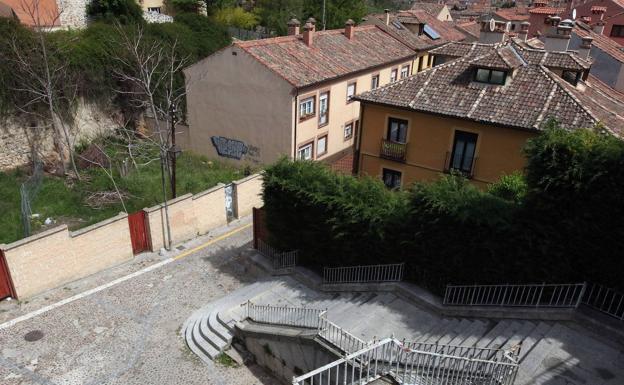 La alcaldesa confía en empezar las obras del ascensor de la calle Gascos antes de que concluya el año