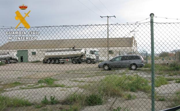 La Guardia Civil investiga a cuatro personas por un delito de falsificación de certificados de lavado en interior de cisternas de mercancías peligrosas