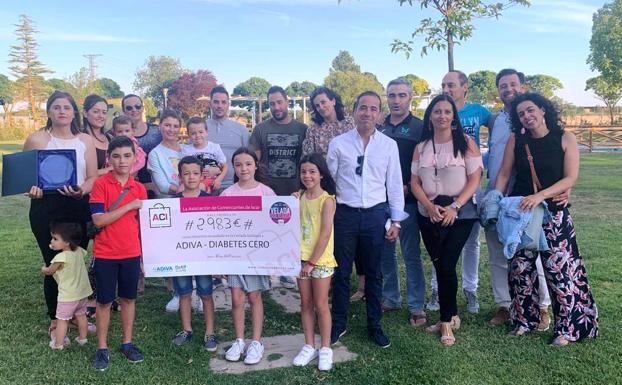 Los comerciantes de Íscar entregan a Adiva la recaudación de la velada solidaria de junio