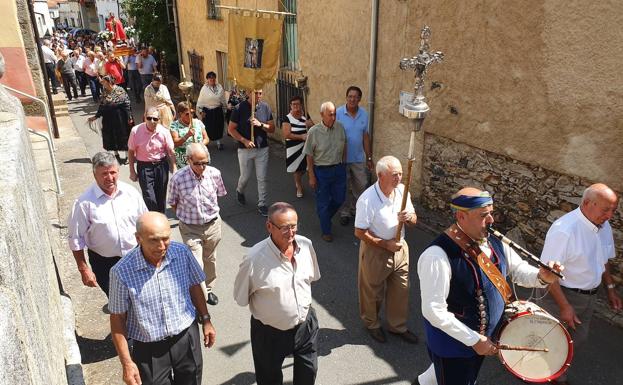 San Juan Bautista recorre las calles de El Cabaco en el día grande de las fiestas