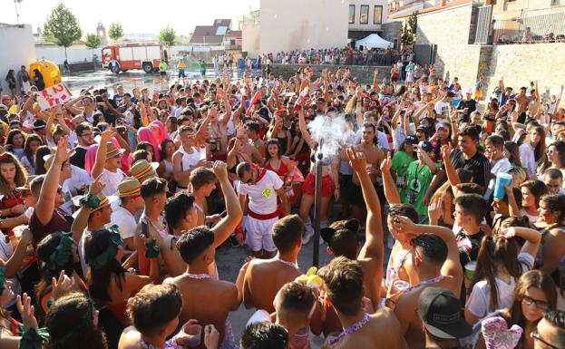 Los jóvenes dan el chupinazo de salida a los festejos en Alba de Tormes