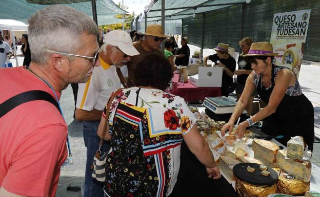 Más de 1.500 visitantes disfrutan de la feria del queso en Sardón de Duero