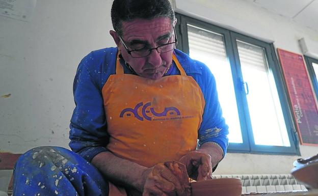 Sabias manos que moldean el barro