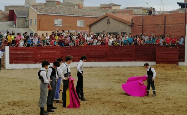 Torrelobatón cierra sus fiestas con el encierro campero y una exhibición de toreo de salón