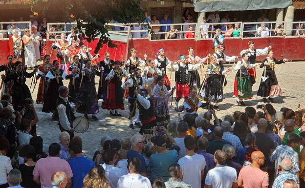 Un treintena de danzarines y ramajeras de Cepeda arropan a San Bartolomé en su festividad