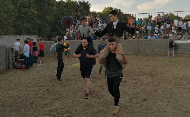 Reparto de orejas en el festejo taurino de El Cabaco