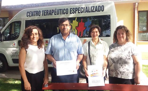 Donación de 828 euros al colectivo de enfermos de Alzhéimer de la comarca de Íscar