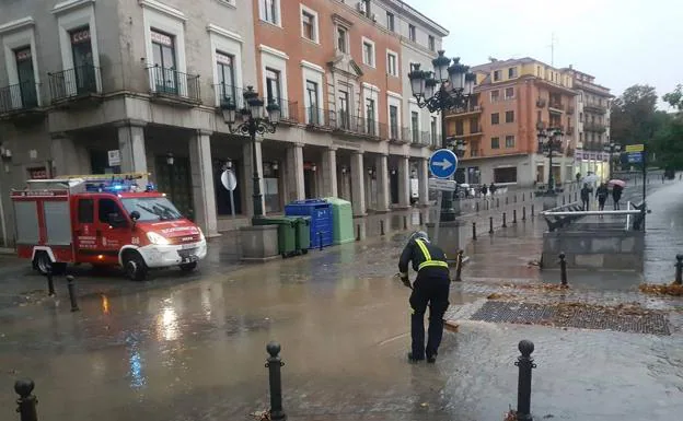 La tromba de agua inunda calles, plazas y garajes y motiva numerosas llamadas a los bomberos