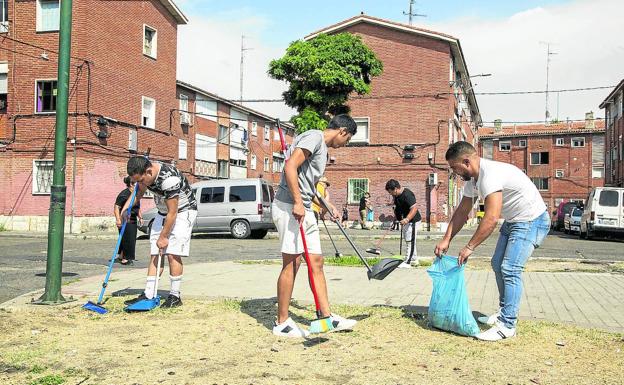 Los jóvenes se unen para limpiar Las Viudas y acabar con la «mala fama»