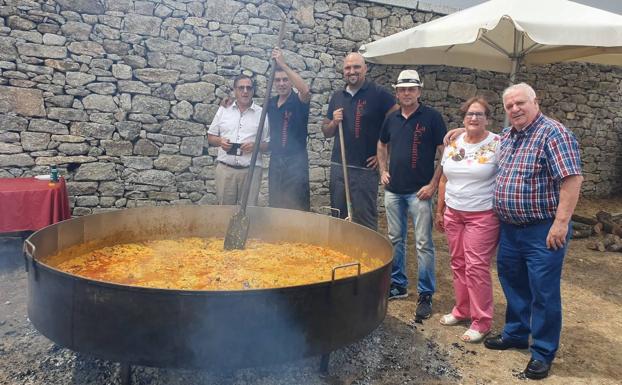 Paella solidaria para 800 vecinos como colofón festivo en Los Santos