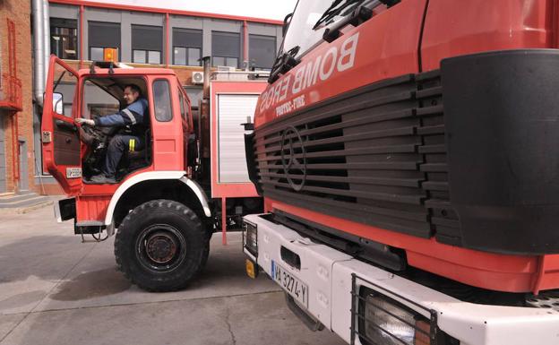 Los bomberos sofocan un fuego en una carpintería de La Victoria