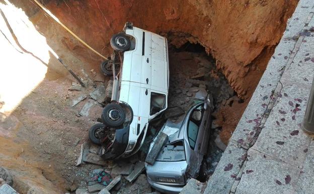 La proyección de hormigón tratará de asegurar la zona hundida en San Millán y una grúa sacará los vehículos que se tragó el socavón