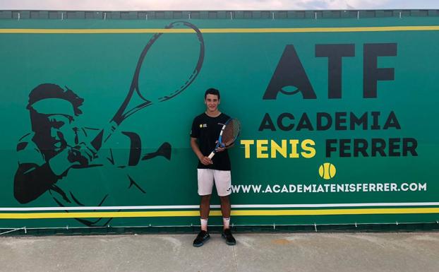 El albense Carlos Sierra, en octavos del torneo internacional «Tennis Europe Junior Tour» de Alicante