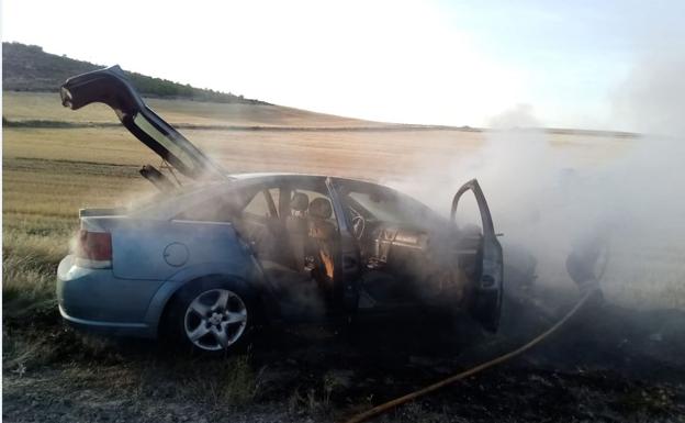 Los bomberos sofocan las llamas de un vehículo que empezó a arder en Quintanilla de Arriba