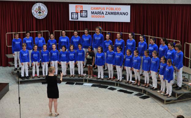 El curso de canto coral se despide con un emocionado recuerdo al fallecido profesor David Mason