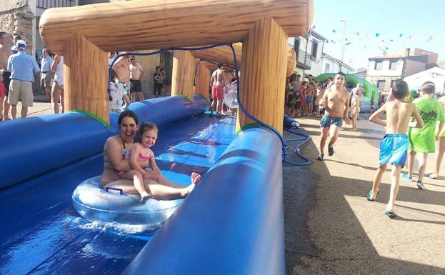 Pequeños y mayores de Pereña de la Ribera disfrutan con el parque acuático y la espuma