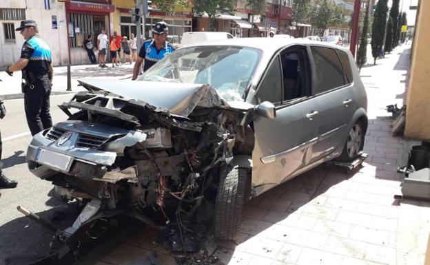 Un hombre herido al chocar su vehículo contra un semáforo y la tapia del acuartelamiento de la Carretera Rueda