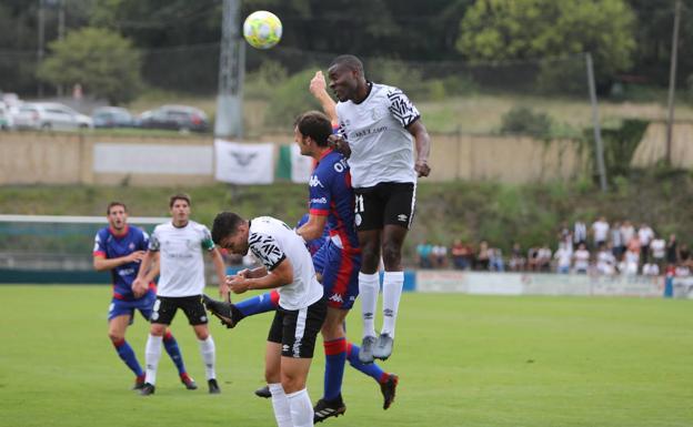 El Salamanca CF UDS aprovecha los regalos del Amorebieta y ya es líder provisional