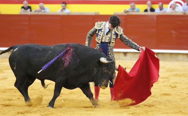 El inicio de la feria de Palencia, marcado por la falta de fuerza de los toros y por la cogida a Ureña