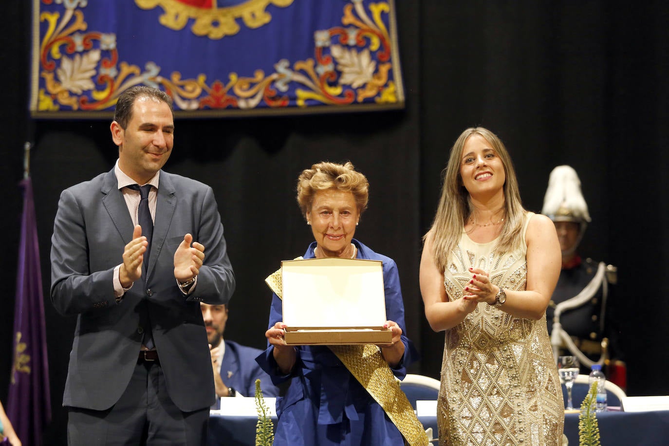 La presidenta de Gullón recibe emocionada la Banda de la Mujer Palentina