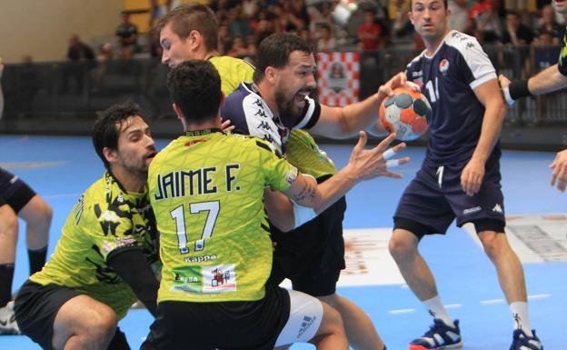 El Nava planta cara al Ademar, pero la Copa de Castilla y León no cambia de manos (27-33)