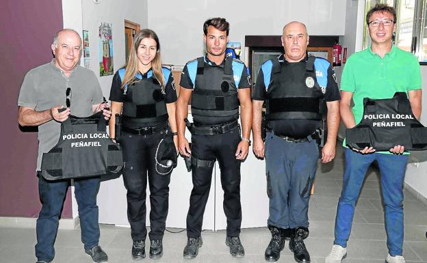 La Policía de Peñafiel estrena chalecos antiarmas blancas