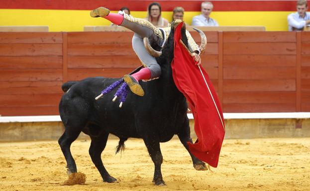 Paco Ureña recibe el alta hospitalaria tres días después de su aparatosa cogida en Palencia