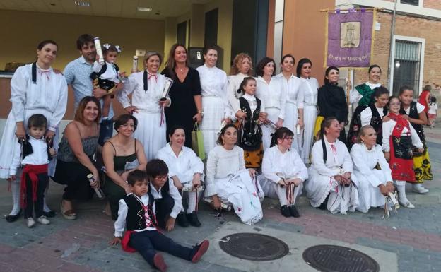 El grupo de danzas de Mota celebra el treinta aniversario de su creación