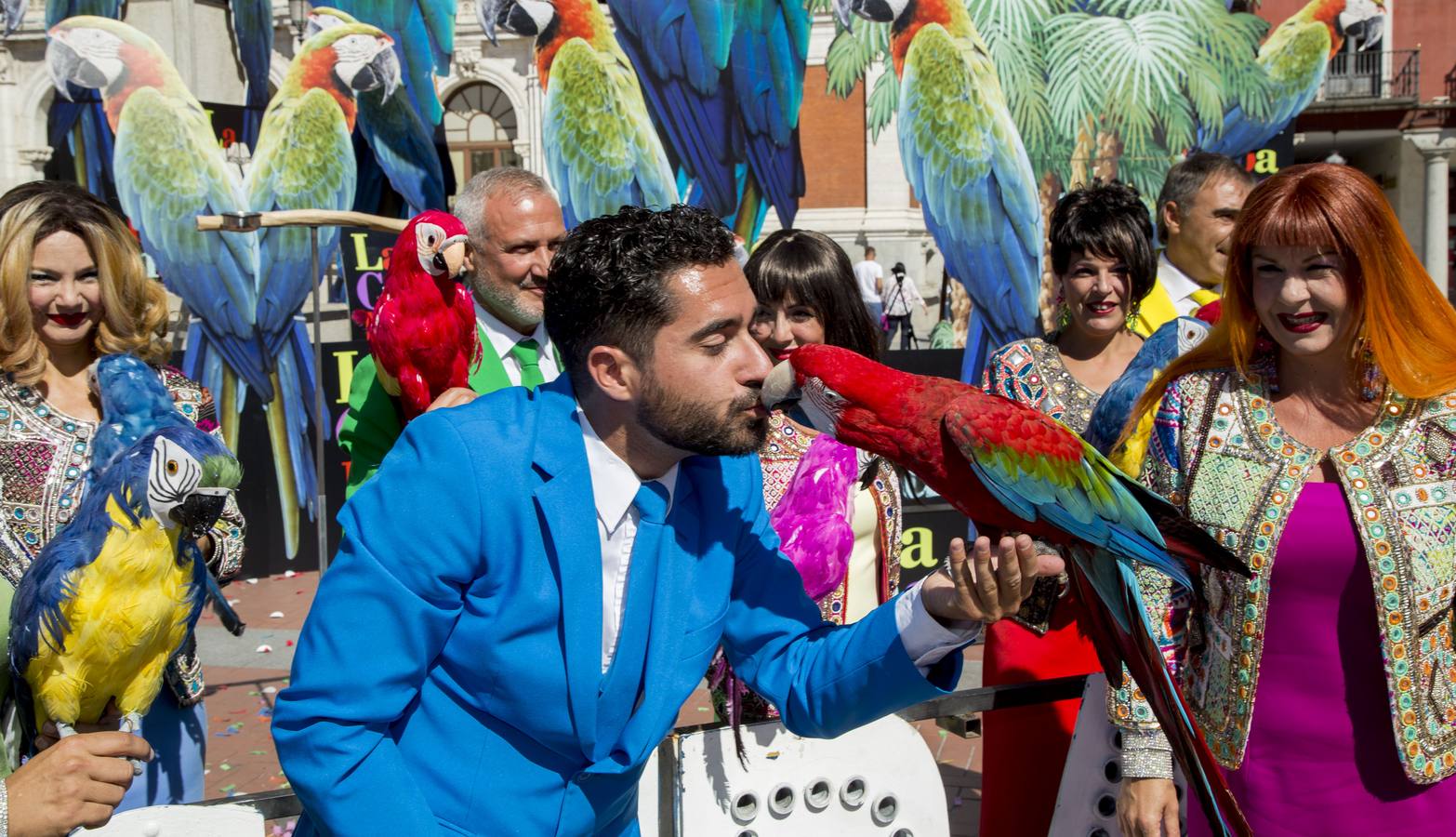 Presentación del espectáculo 'Adiós Arturo' de la compañía La Cubana en la Plaza Mayor de Valladolid