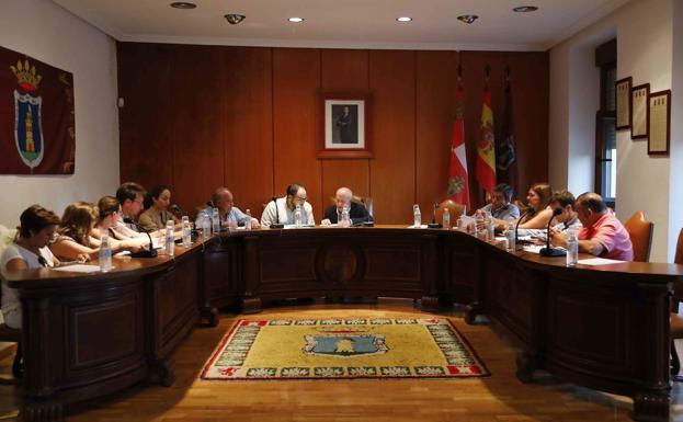 Peñafiel rebaja a 72.350 euros las retribuciones de sus 13 concejales