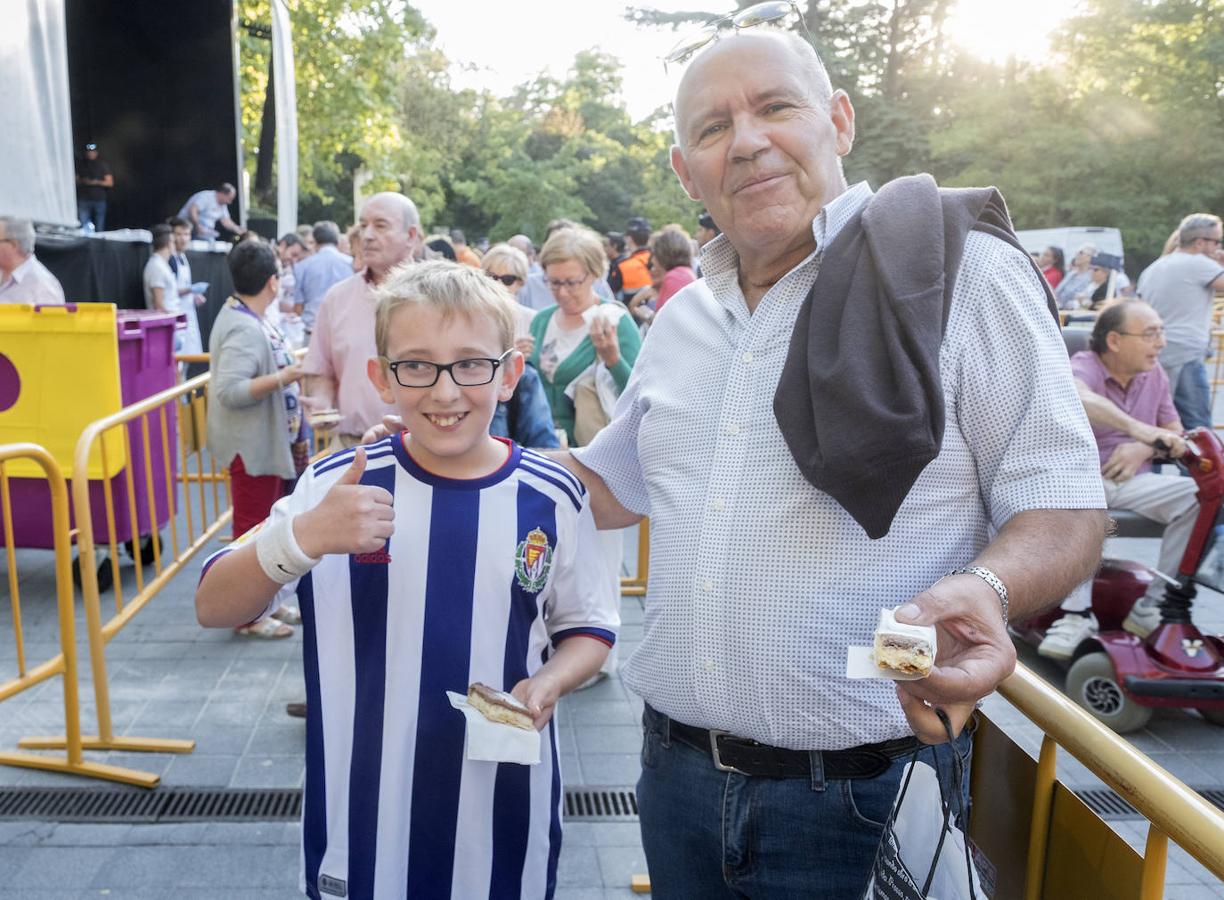 Reparto de la tarta de la Virgen de San Lorenzo