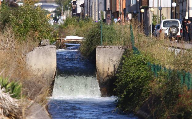Encuentran el cuerpo sin vida de un varón flotando en el Canal Bajo en el barrio de Cuatrovientos