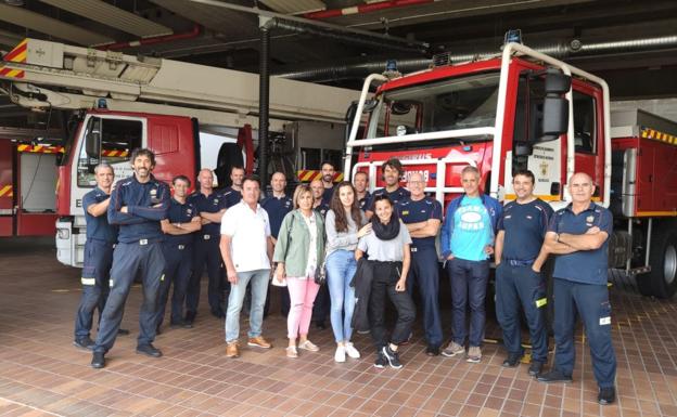 Acude por su propio pie a conocer a los héroes que la rescataron hace justo un año