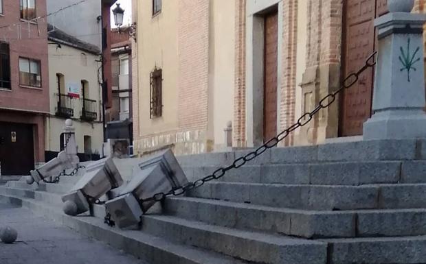 Arrancan los bolardos de la iglesia de San Juan Bautista en Carbonero