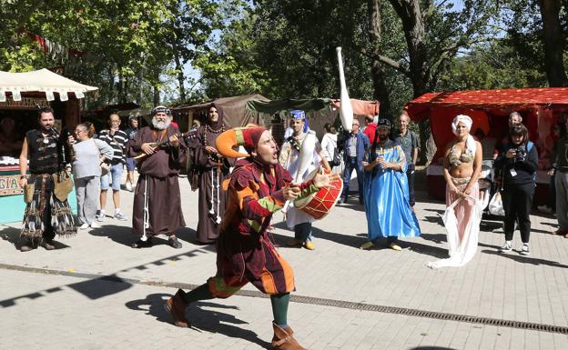 Un centenar de artesanos transforman el Sotillo en un mercado de época