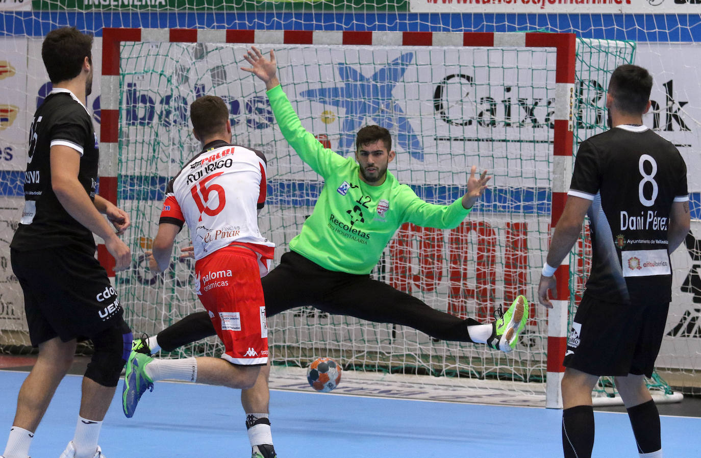 Victoria del Balonmano Nava ante el Atlético Valladolid en el comienzo de la Liga Asobal