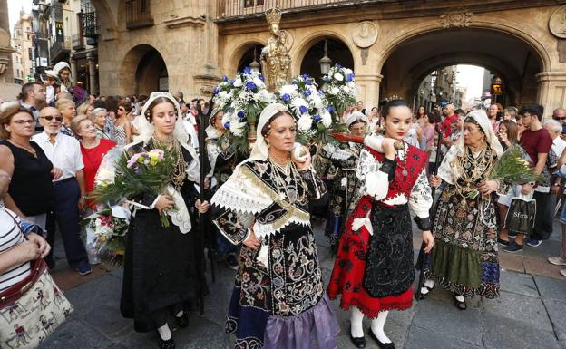 La ofrenda floral a la Virgen de la Vega y el concierto de Rozalén abren las fiestas