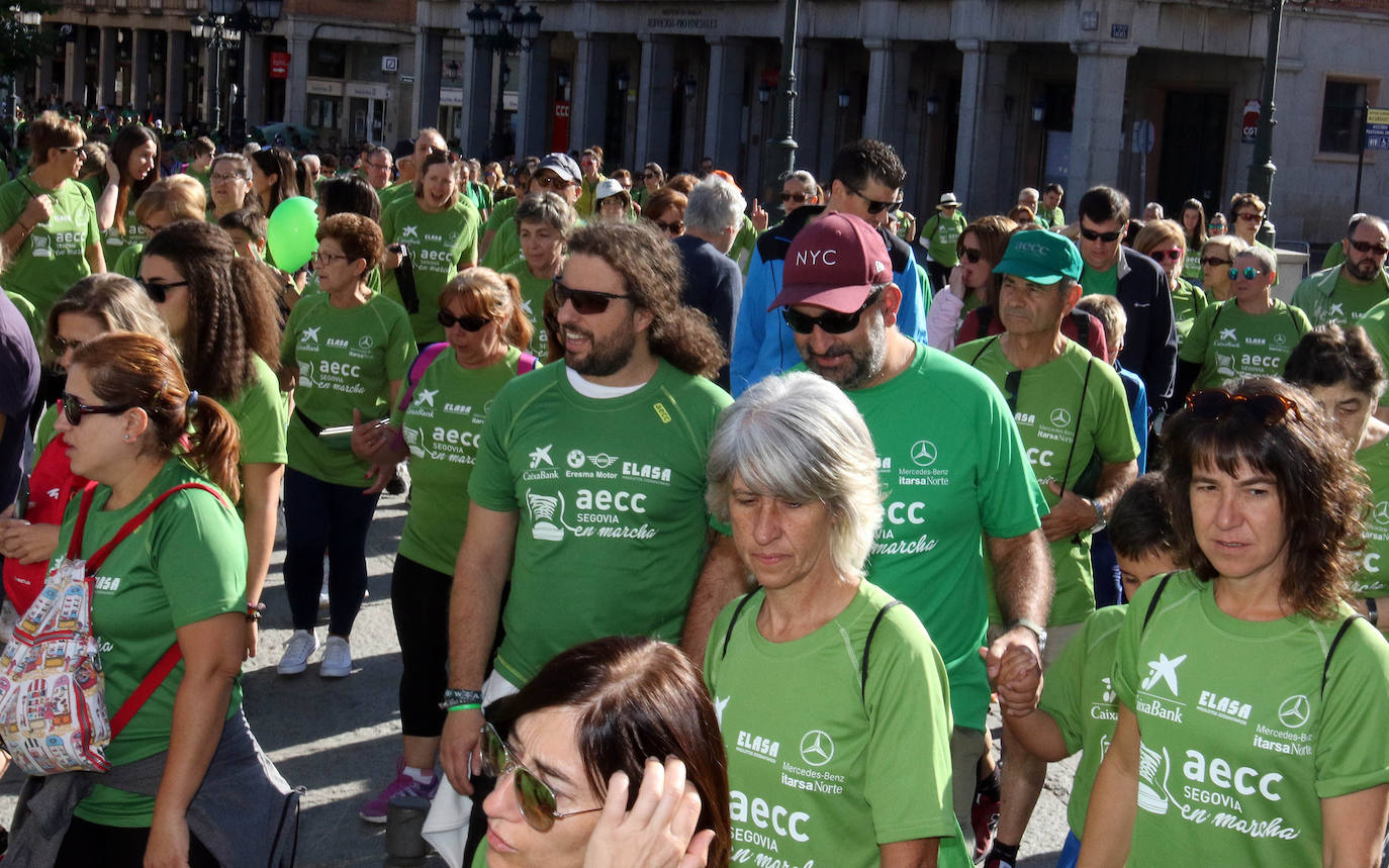 Cerca de 3.000 personas caminan en Segovia con la Asociación contra el Cáncer