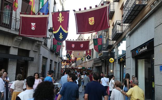 «Entre un 25% y 30% más de afluencia» en la jornada principal del Mercado Medieval de Ávila, según el Ayuntamiento