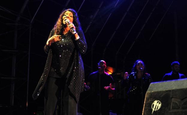 Gloria Gaynor comanda un coro de miles de voces en la Plaza Mayor de Valladolid con 'I will survive'