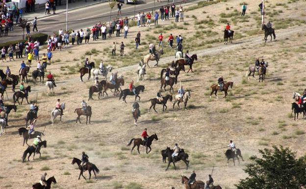 Emocionante y peligroso encierro por el campo en Portillo