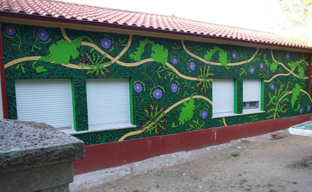 El parque municipal de Monleras luce un nuevo mural realizado por los chavales