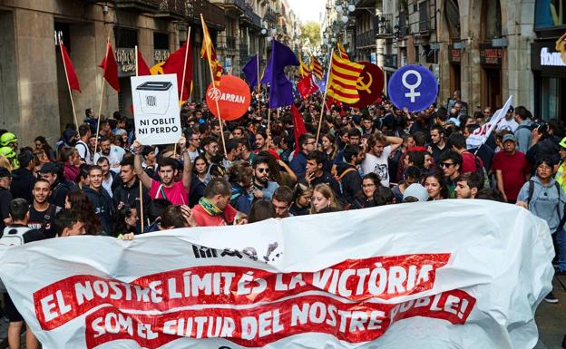 Los independentistas queman fotos del Rey y de varios jueces en Barcelona