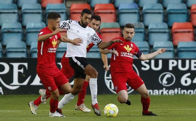 El filial del Salamanca CF UDS se queda solo en la cabeza tras ganar el derbi al Santa Marta (2-0)